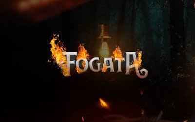 La Fogata Perú Festival: su logo en llamas en medio del bosque de noche
