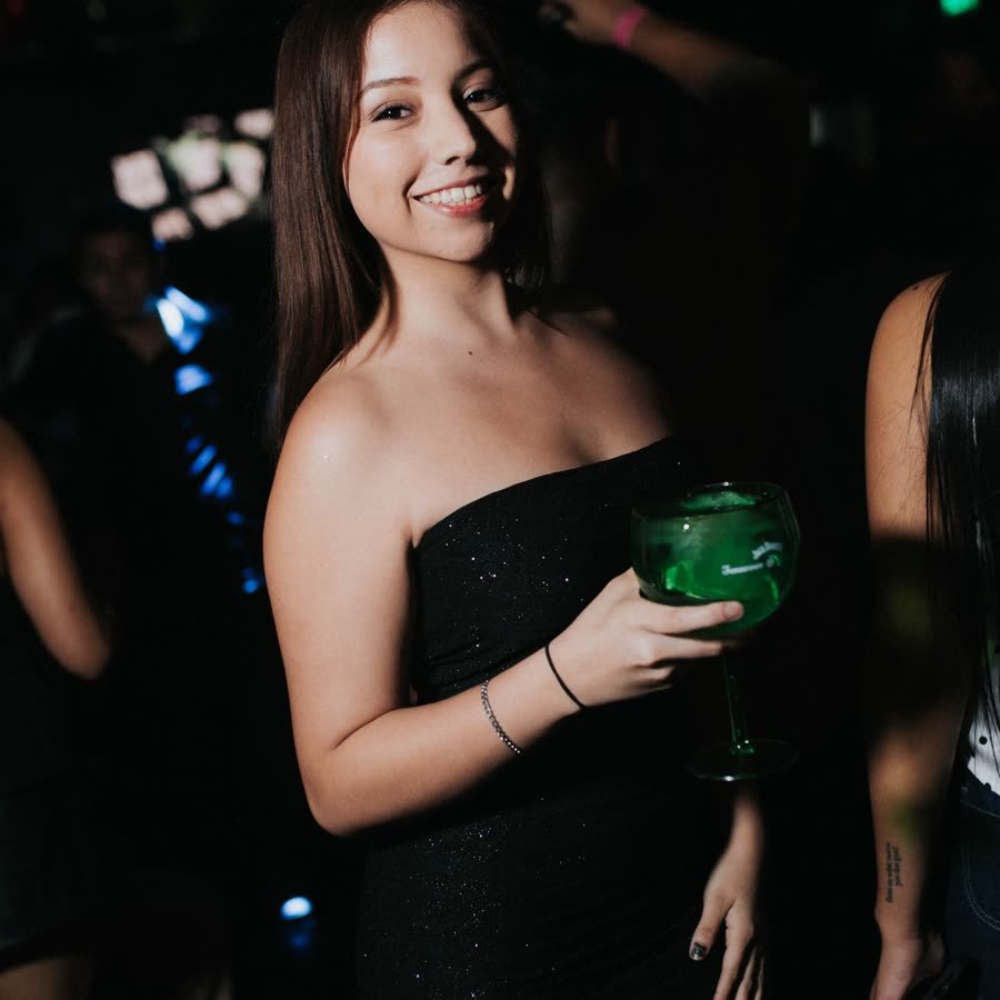 Una chica con un trago verde en Perro Negro