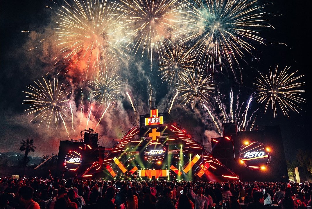 Escenario de The Purge 2025 con fuegos artificiales sobre el público